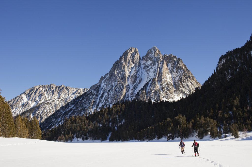 gente caminando por aiguestortes nevado