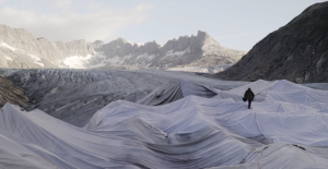 Suizos cubren sus glaciares con mantas de tela