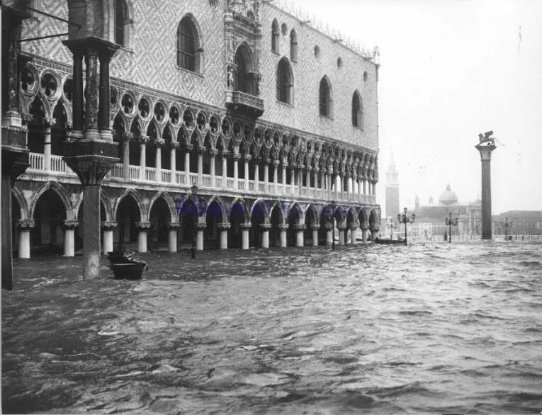 Aqcua alta Venecia