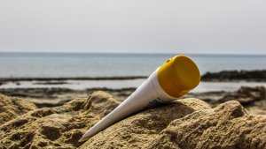 Hawai prohíbe las cremas solares en la playa por esta razón