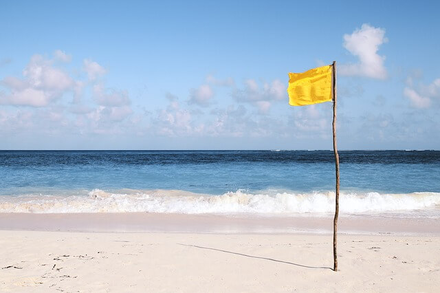 Bandera amarilla en la playa