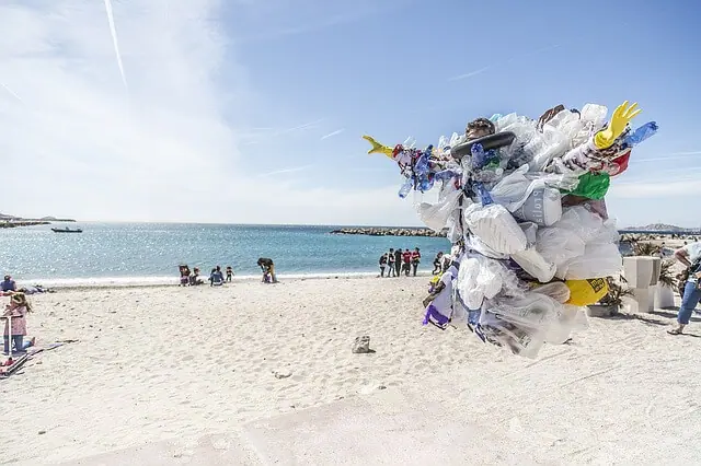 Basura y plásticos en la playa y mar