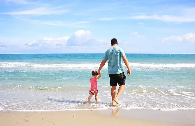 Padre y niña en la playa