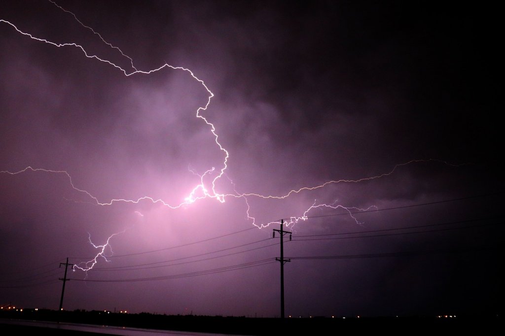 tormenta-poste-luz