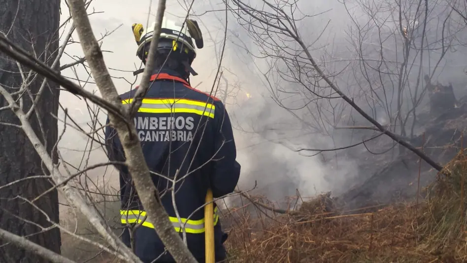 Una oleada de fuegos han arrasado cientos de hectáreas en Cantabria
