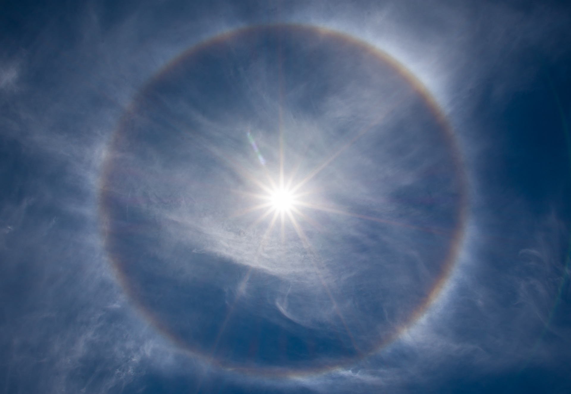 Un halo solar en el cielo de Madrid