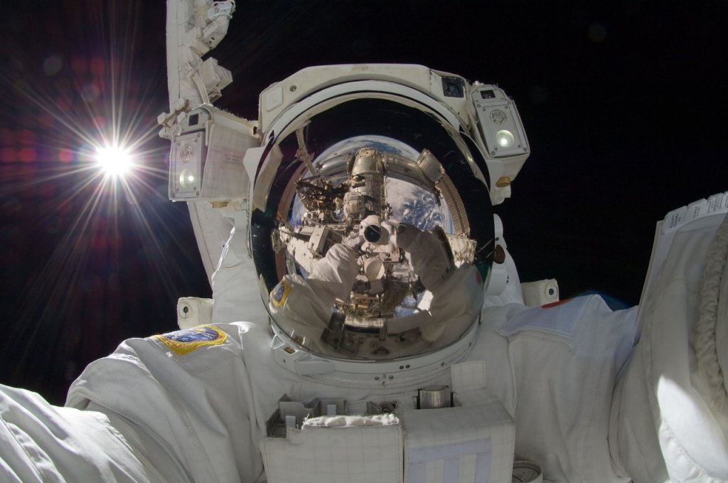 astronauta mujer en marte