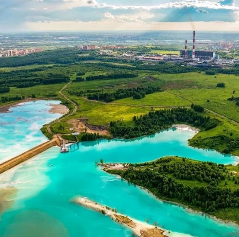 El lago tóxico que "confunde" por sus aguas cristalinas