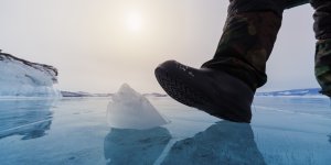 ¿Por qué el hielo es tan resbaladizo? La ciencia tras los deslizamientos y resbalones