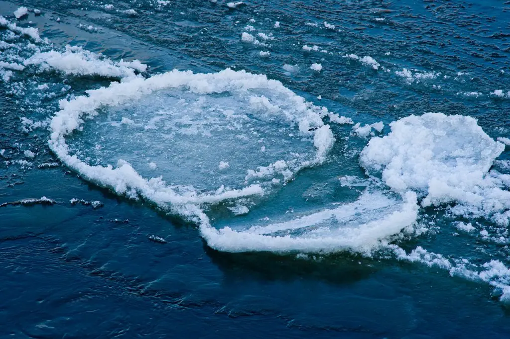 Formación de hielo en lago