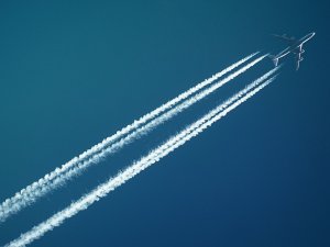 Aviones volando más bajo reducirían un 59% el impacto climático del sector aéreo