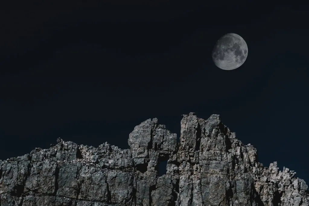 10 curiosidades sobre la Luna: se aleja de la Tierra 3,8 centímetros cada año.