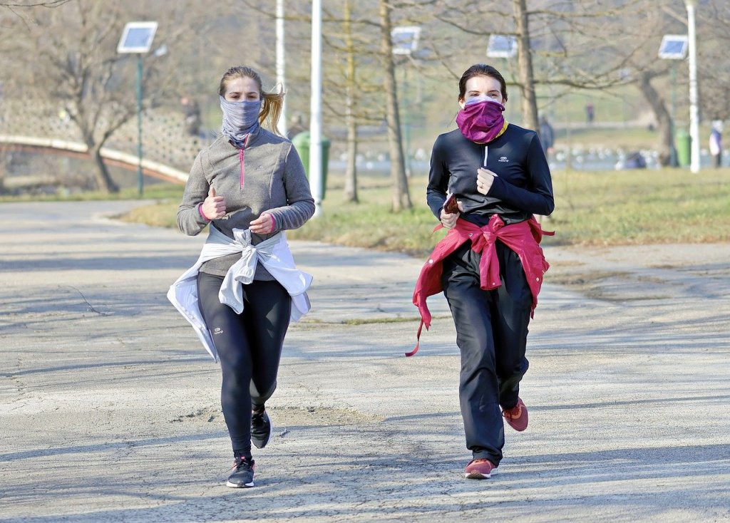 corredores con mascarilla