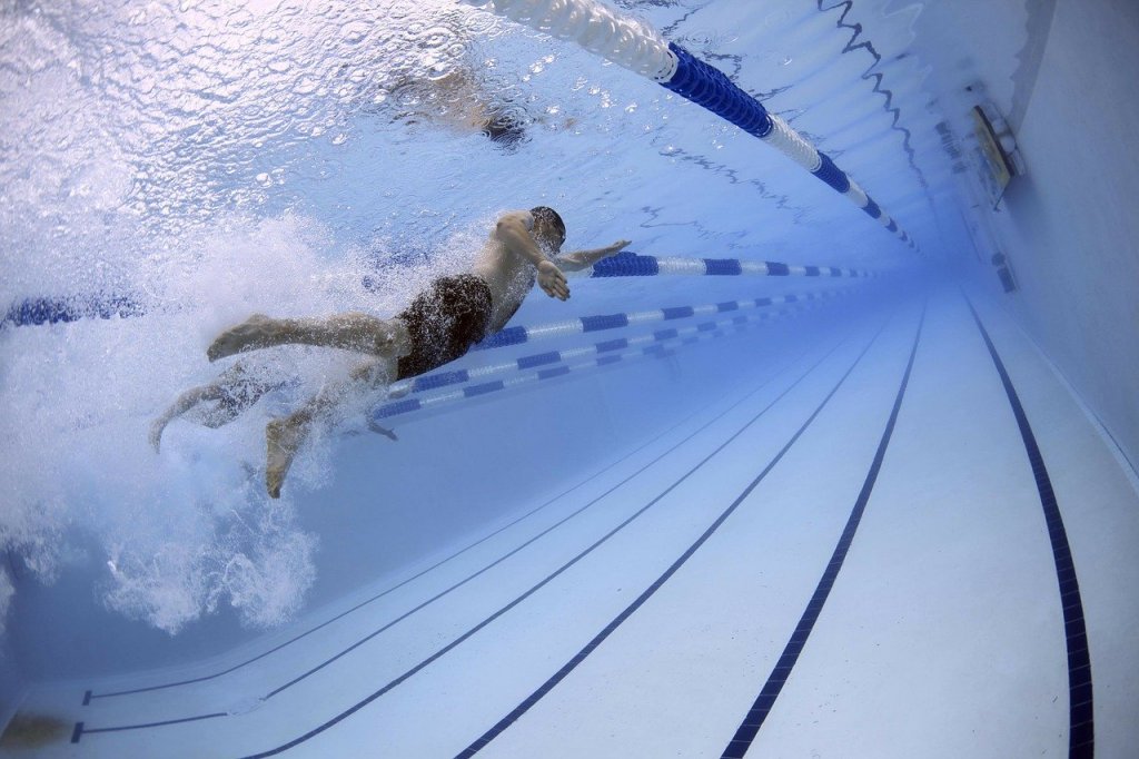 nadador en piscina
