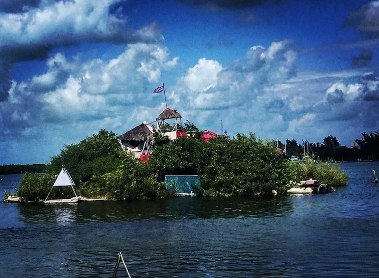isla-plastico-cancun-mar