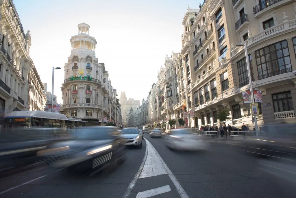 Coches circulando por la calle Gran Vía de Madrid