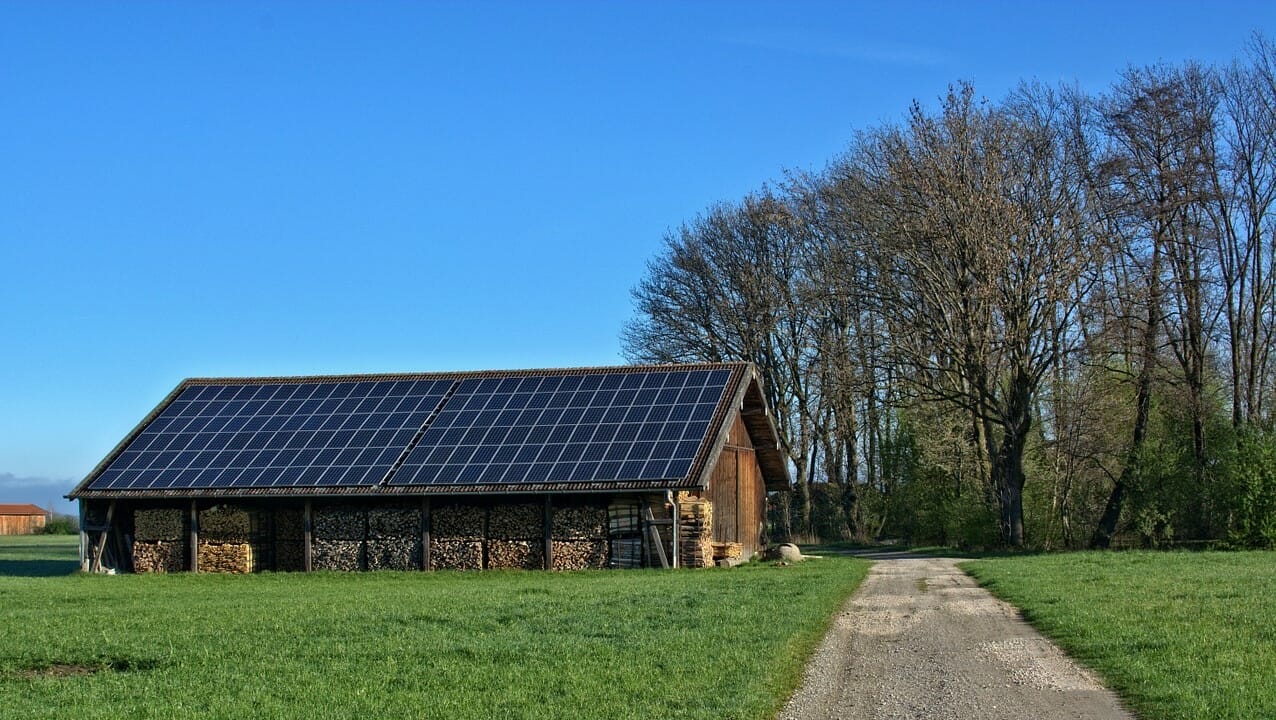 Cubierta de autoconsumo solar en granja