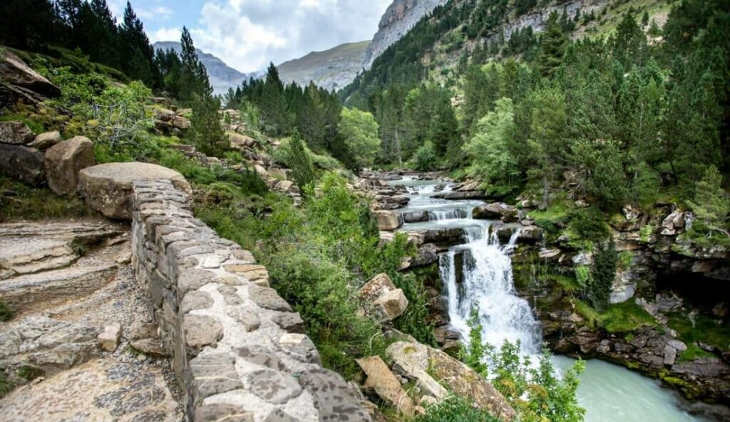 Gradas de Soaso en el Parque Nacional de Ordesa y Monte Perdido. Eclipse solar en Huesca.