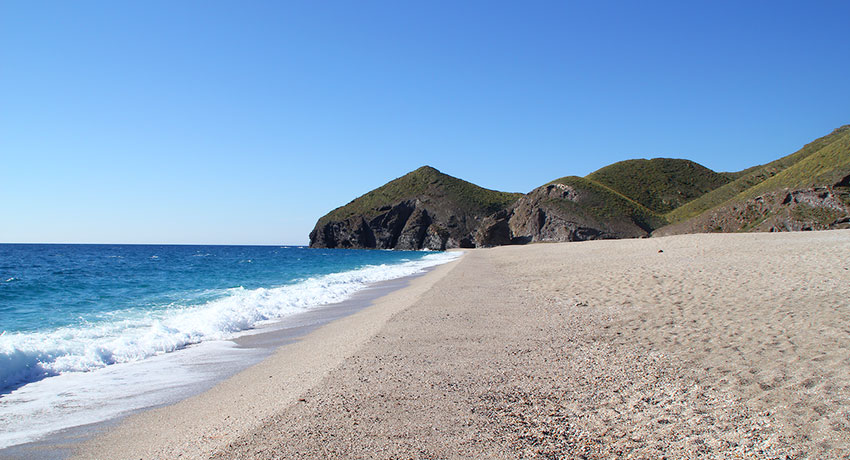 playa-paradisiaca-los-muertos-almeria