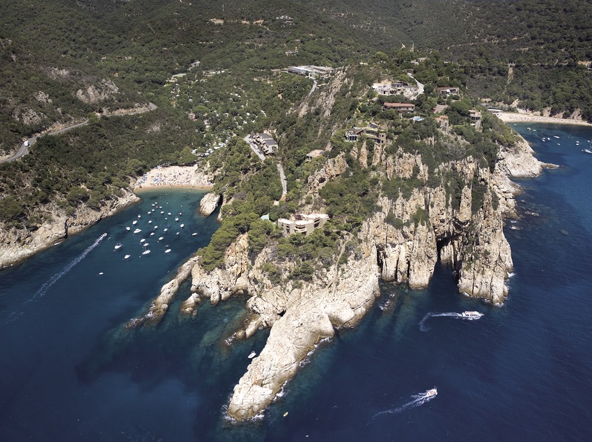 playa-paradisiaca-cala-pola-girona