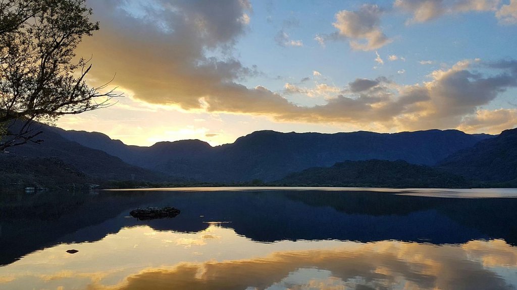 lago al atardecer