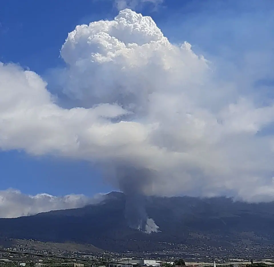 nube de humo del volcán de Cumbre Vieja en su erupción del domingo 19 de septiembre de 2021