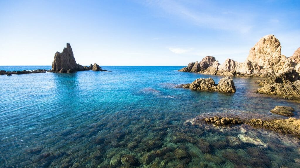 agua transparente y rocas en Cabo de Gata