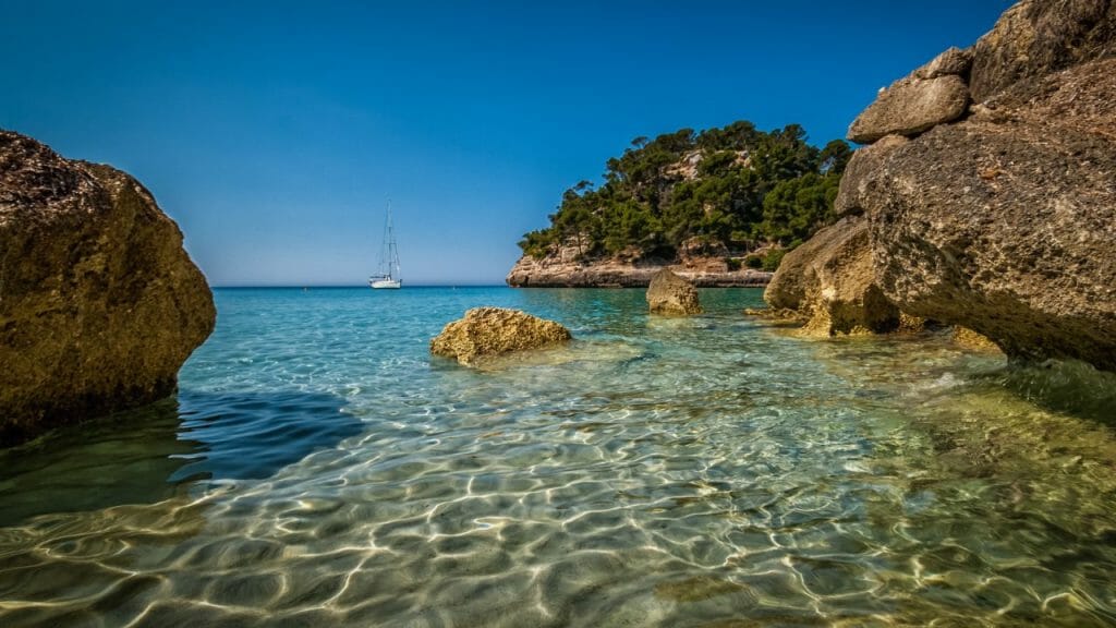 cala de Menorca agua transparente y barco