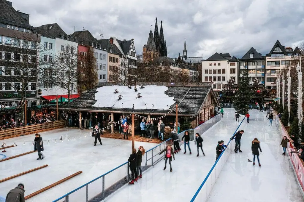 mejores destinos para viajar en diciembre colonia mercadillo de Navidad con pista de patinaje