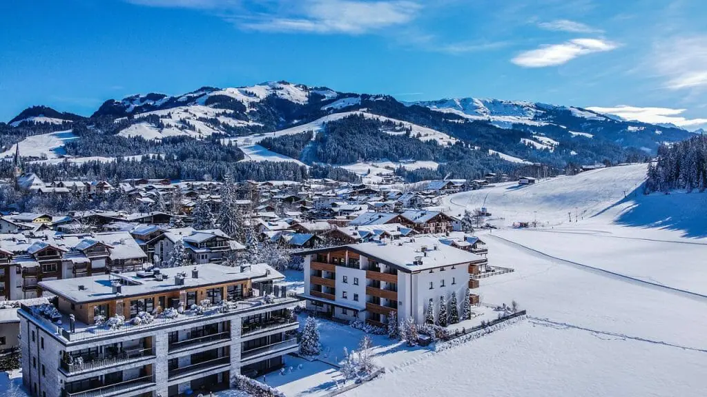 mejores destinos para viajar en diciembre tirol paisaje de montaña nevado