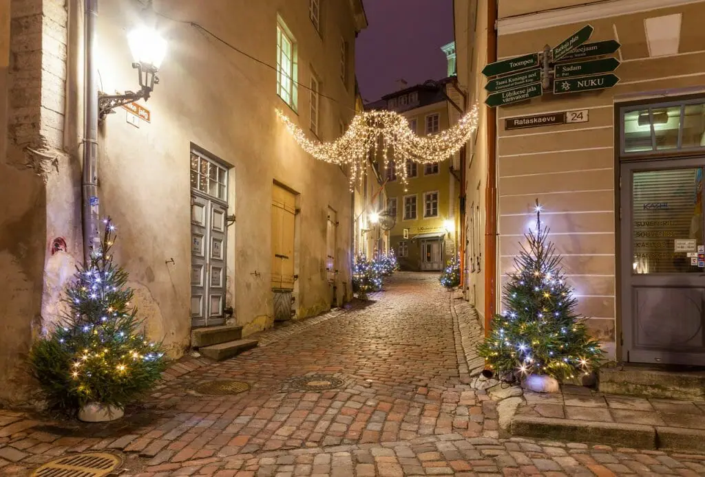 tallin callejuela casco antiguo decorado con arboles de navidad