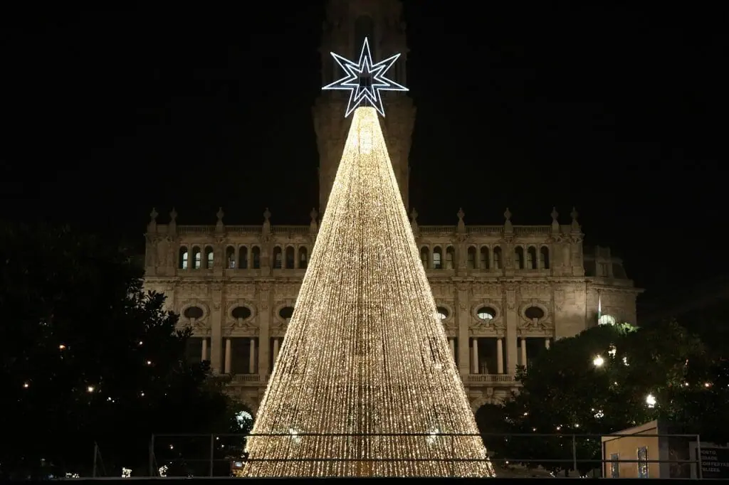 mejores destinos para viajar en diciembre oporto arbol de navidad iluminado