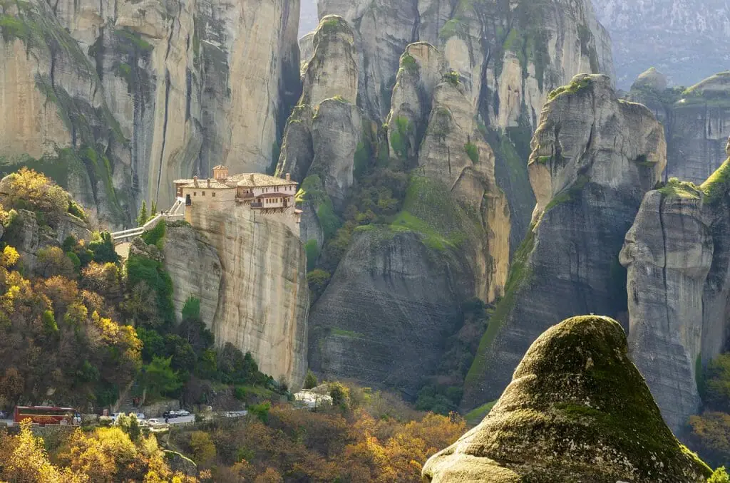mejores destinos para viajar en diciembre grecia monasterio en las alturas