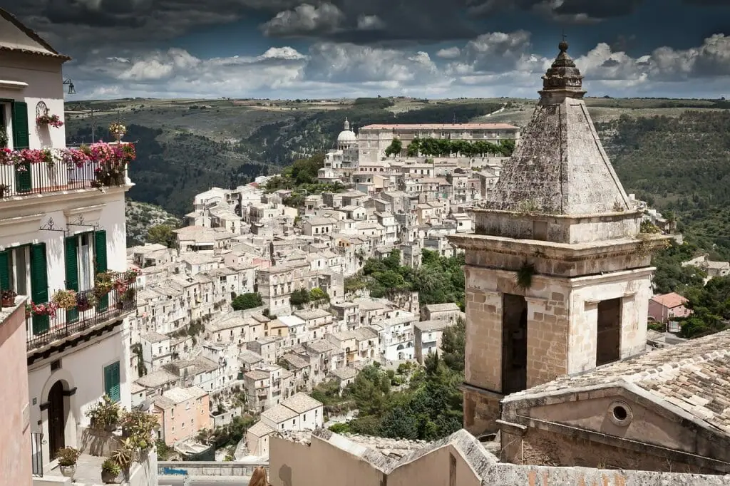 sicilia pueblo edificios blancos en las alturas