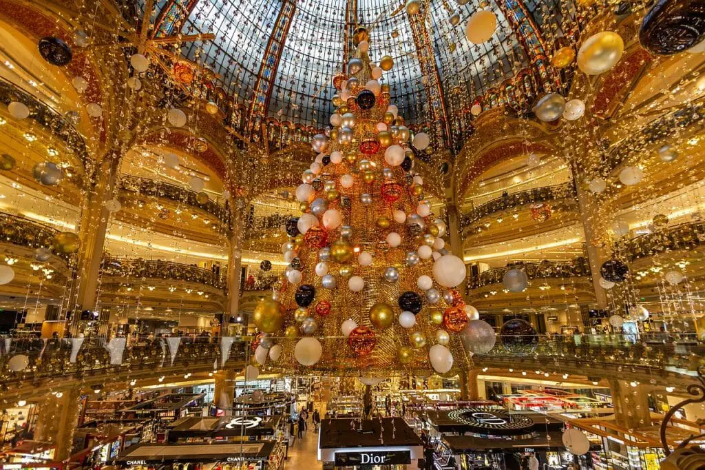 mejores destinos para viajar en diciembre paris galerías decoradas con arbol de navidad