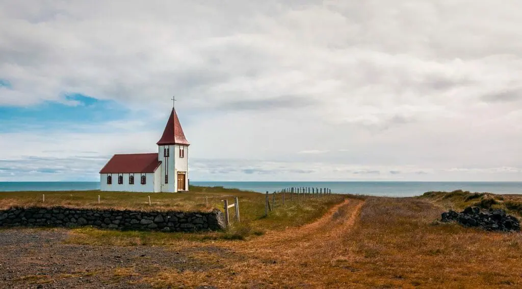Los mejores destinos para viajar en octubre iglesia en Islandia