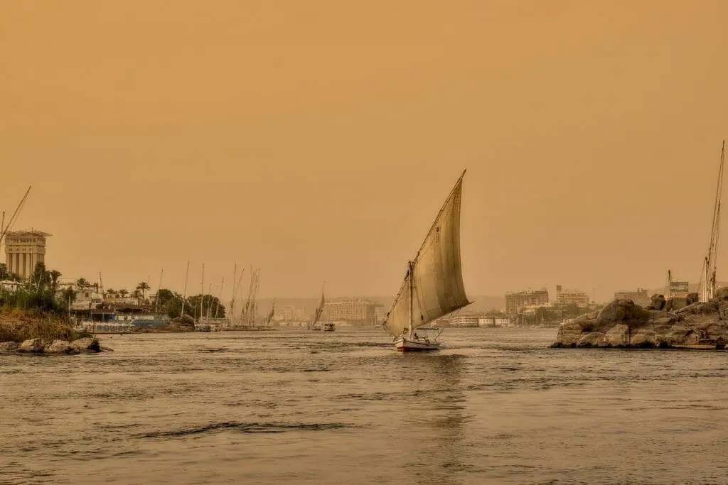 barco cruzando el río nilo en egipto
