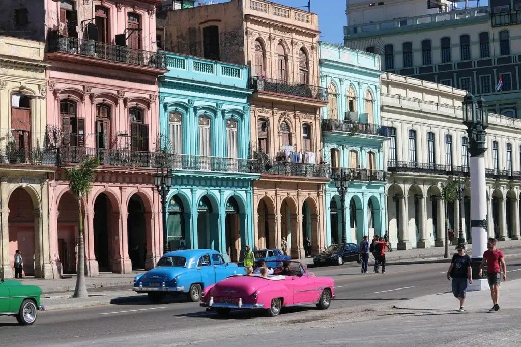mejores destinos noviembre La Habana coches de colores