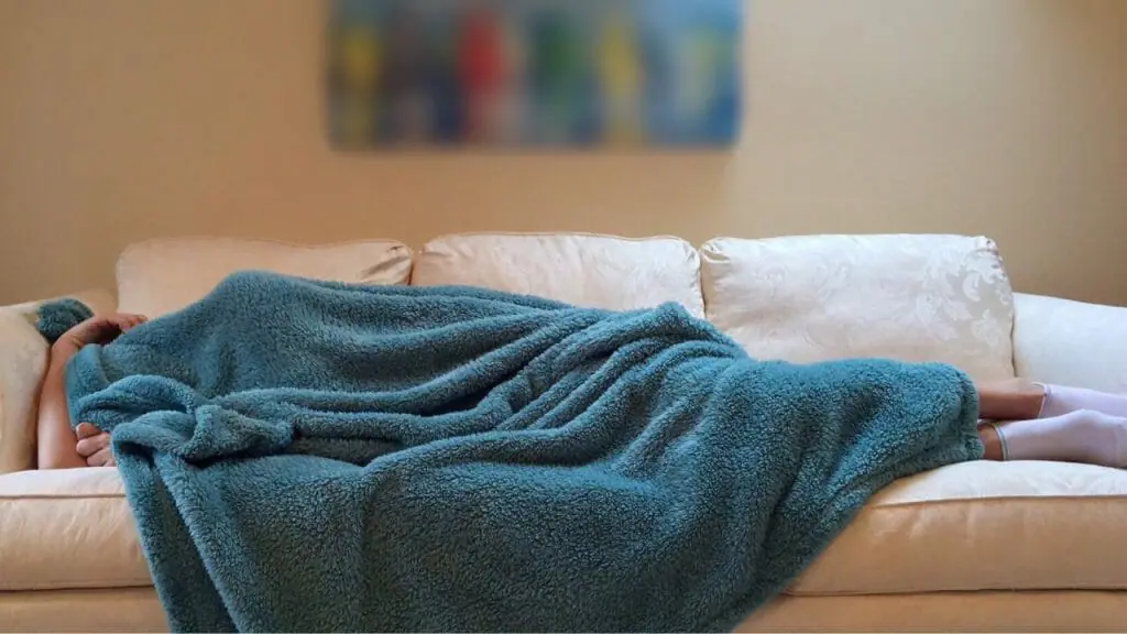 Dormir manta sofá calor frío invierno verano siesta ritmo circadiano sueño fases temperatura calidad del sueño