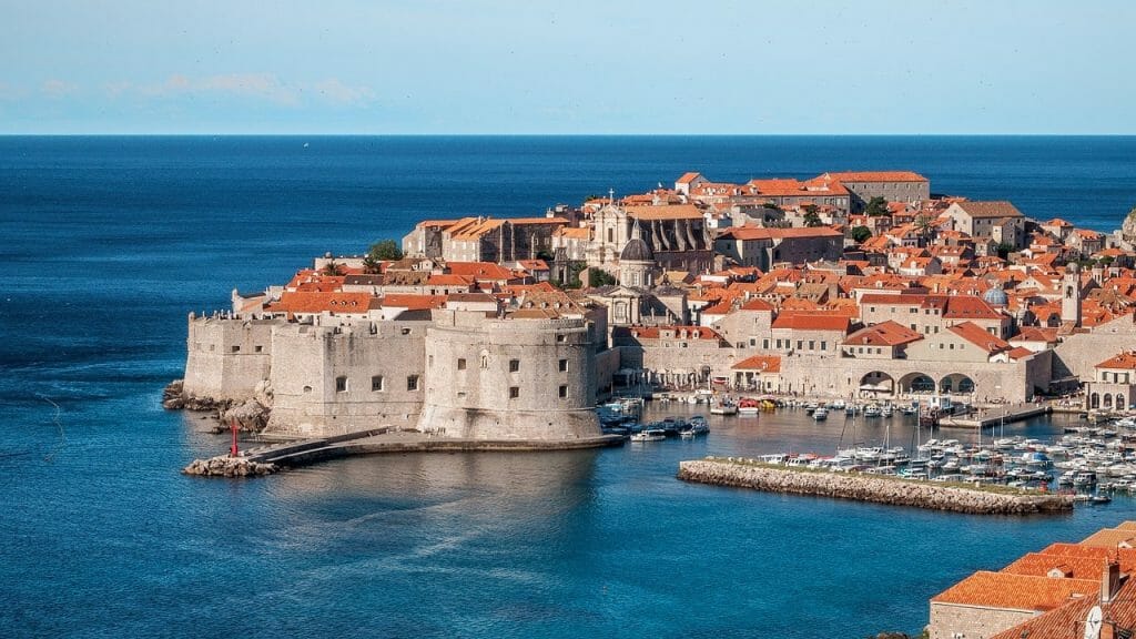 ciudad amurallada frente al mar. Dubrovnik, Croacia a donde viajar en mayo