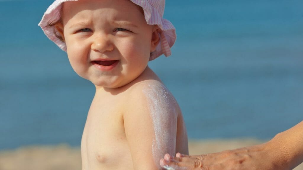 niños factor protección solar FPS SFP crema sol calor piel cancer fotoprotector rayos radiación quemadura solar