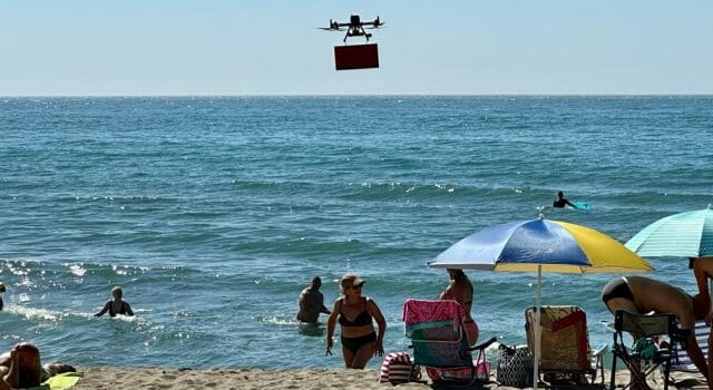 Drones socorristas para vigilar las playas y proteger a los bañistas (2)
