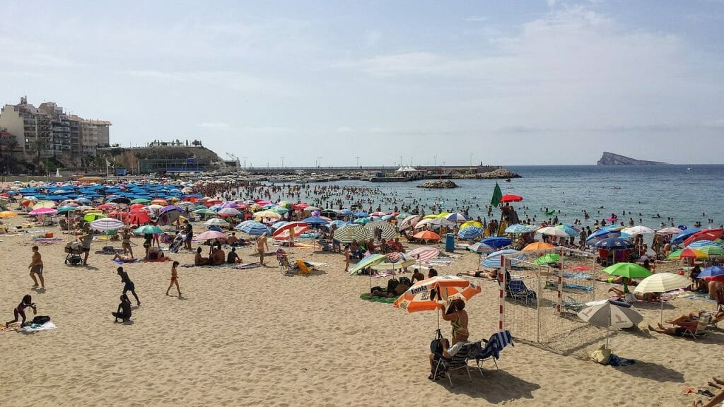 normativa-playas-espana-orinar-fumar-perros-sombrilla-acamapada (1)