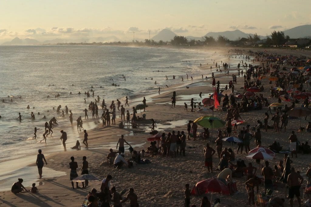 normativa-playas-espana-orinar-fumar-perros-sombrilla-acamapada (2)