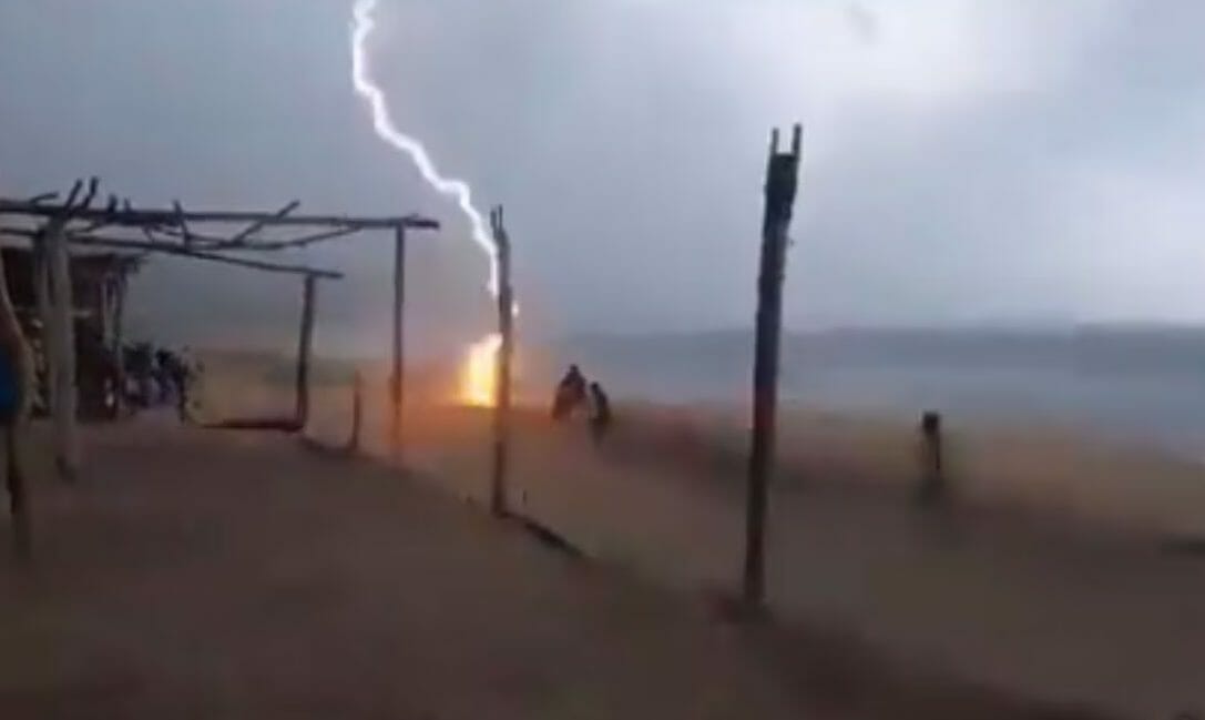 Dos Personas Mueren Al Ser Alcanzadas Por Un Rayo En Una Playa De