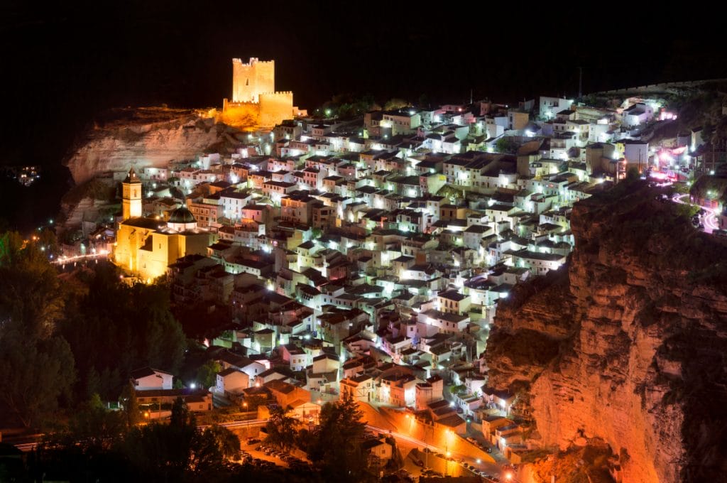 pueblo blanco iluminado