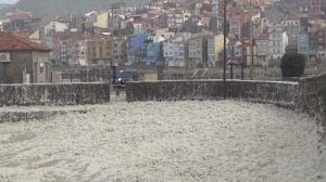 Domingos crea un manto enorme de espuma en el puerto de A Guarda