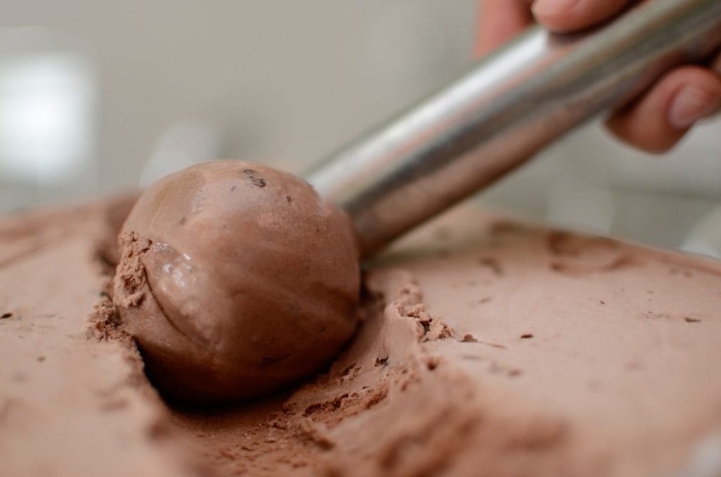 Tomando bola de helado de chocolate