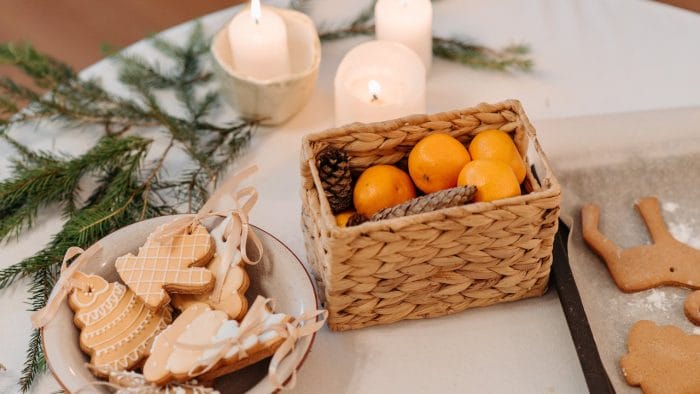 Cesta de la compra y comidas navideñas sostenibles con productos de temporada.