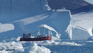 Vaqueros del Ártico capturan icebergs para tener agua dulce
